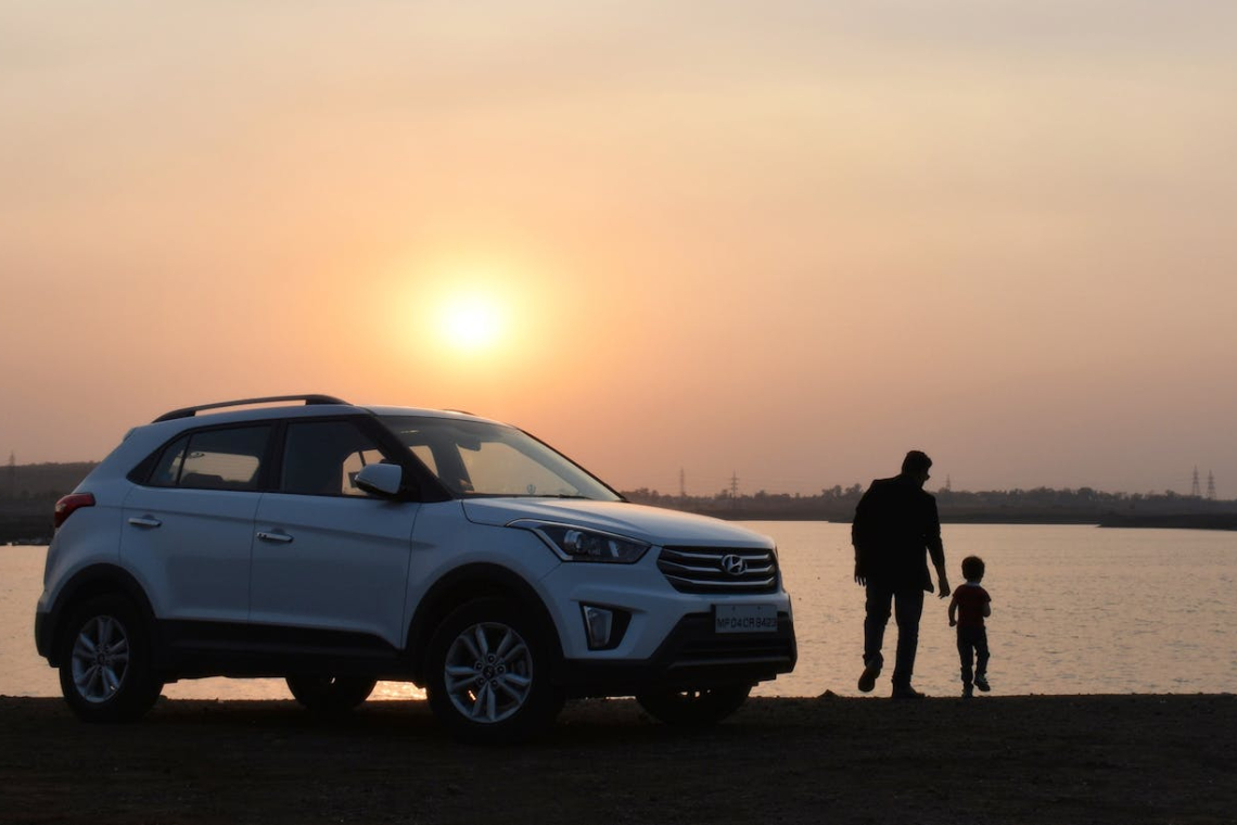 Virág Rudolf: A károkozó hozzátartozó gépjármű-felelősségbiztosítási fedezet alá esésének egyes kérdései